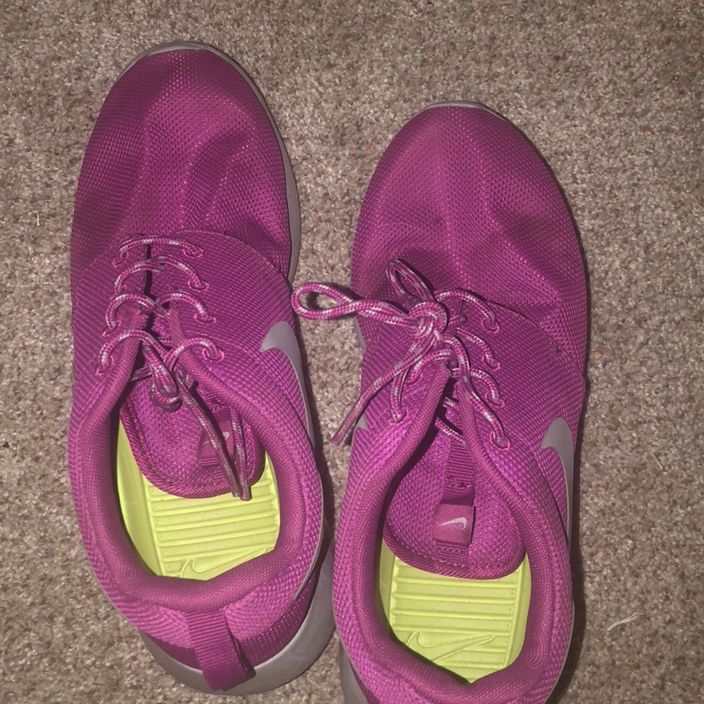 Women’s nikes - Picture 2 of 4